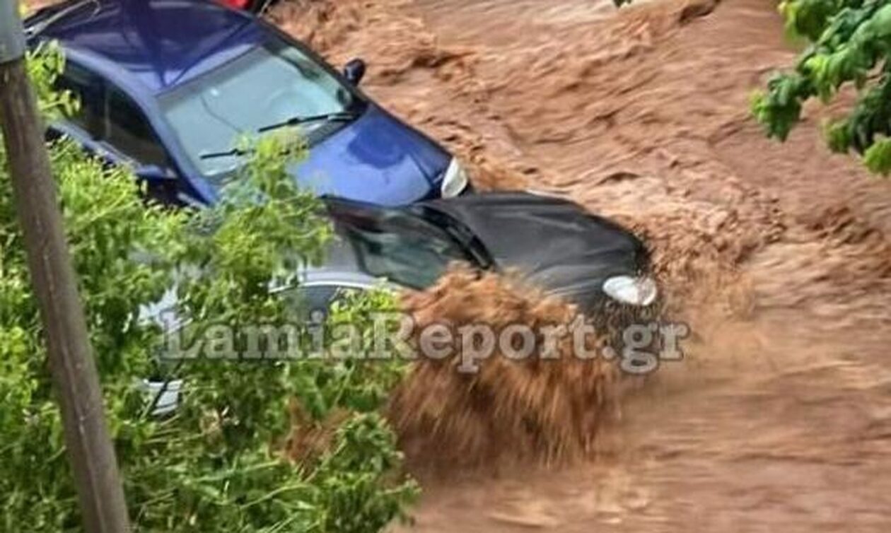 Κακοκαιρία Daniel – Λαμία: Αυτοκίνητα παρασύρθηκαν από τον χείμαρρο – ΒΙΝΤΕΟ