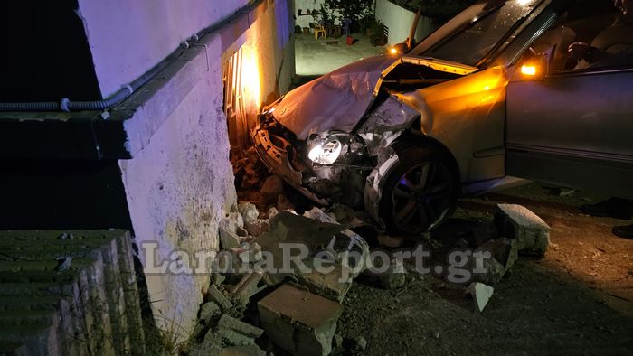 Τροχαίο στην Λαμία: Αυτοκίνητο καρφώθηκε σε μάντρα – Στο νοσοκομείο η οδηγός – ΦΩΤΟ και ΒΙΝΤΕΟ