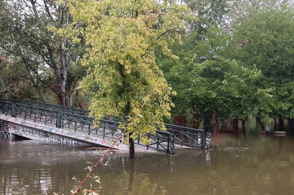 Κακοκαιρία Daniel – Λάρισα: Επικίνδυνη άνοδος της στάθμης του Πηνειού – Εκκένωση της πλημμυρικής ζώνης ζητά ο Δήμος