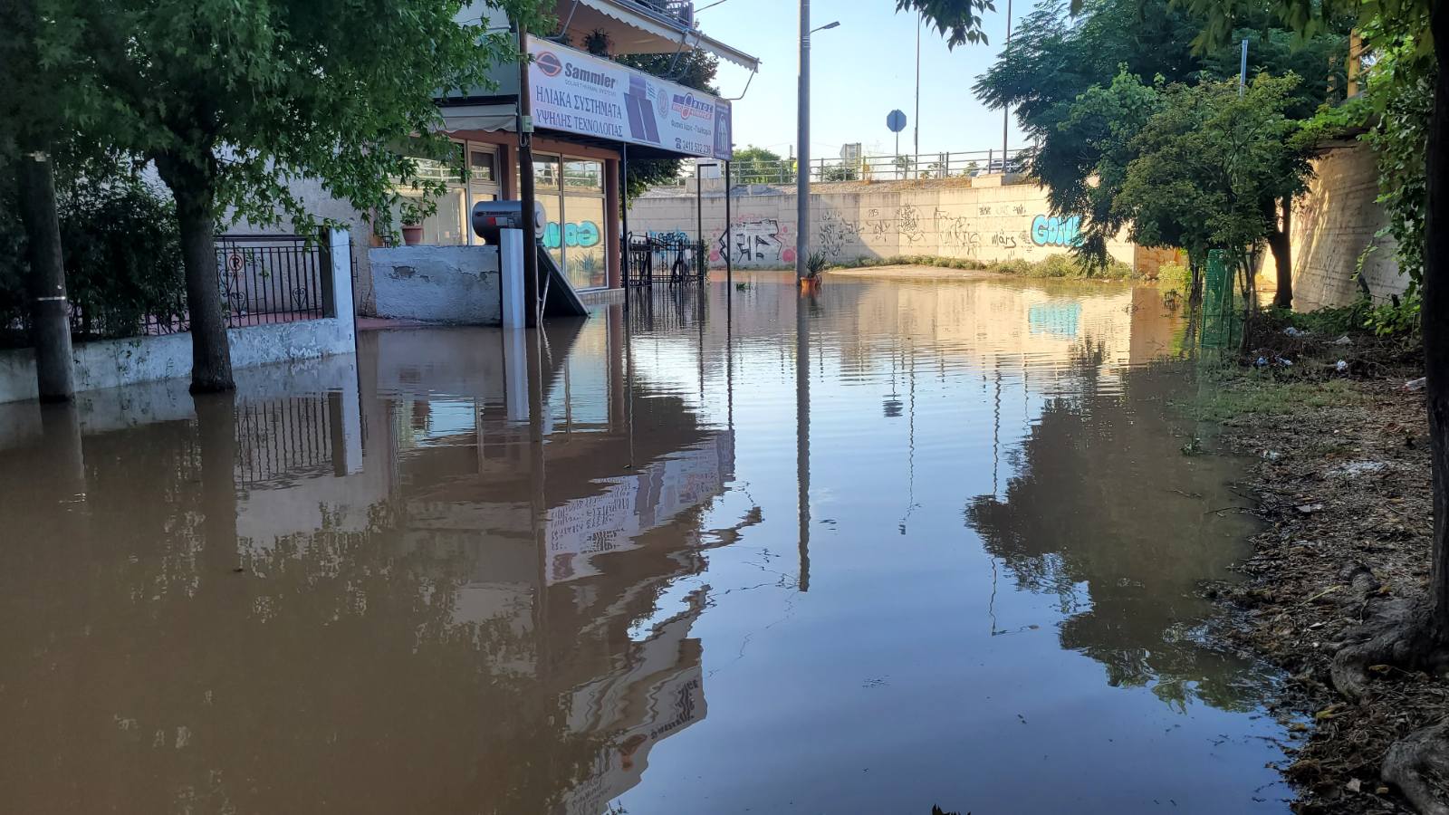 Κακοκαιρία Daniel: Ώρες αγωνίας στην Λάρισα – Μπήκαν στην πόλη τα νερά από τον Πηνειό