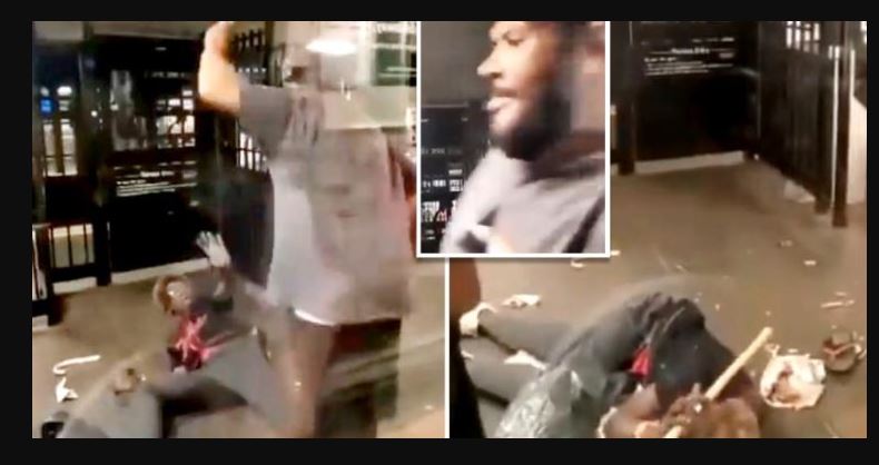 Άγριος ξυλοδαρμός στο μετρό της Νέας Υόρκης: Χτύπησε 60χρονη 50 φορές μέσα σε 2 λεπτά με το δικό της μπαστούνι