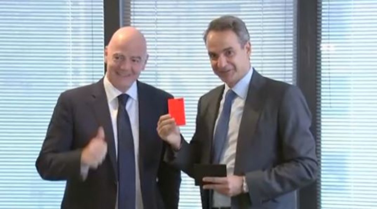 Ο πρόεδρος της FIFA χάρισε μία κόκκινη κάρτα στον Κυριάκο Μητσοτάκη – «Θα είναι χρήσιμη για το υπουργικό συμβούλιο»