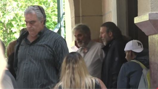 Τραγωδία στους Φούρνους Ικαρίας: Συντετριμμένοι ο Οδυσσέας Σταμούλης και η πρώην σύζυγός του στο μνημόσυνο του παιδιού τους