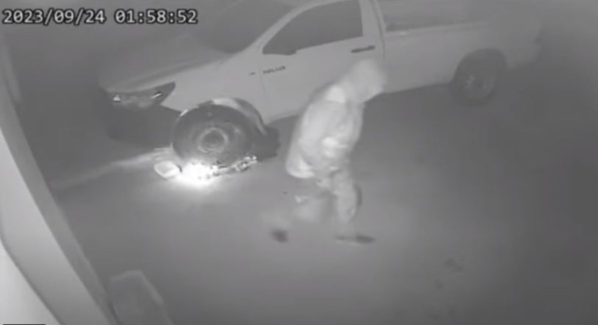 Ηράκλειο: Η στιγμή που 38χρονος βάζει φωτιά σε αγροτικό – BΙΝΤΕΟ ντοκουμέντα