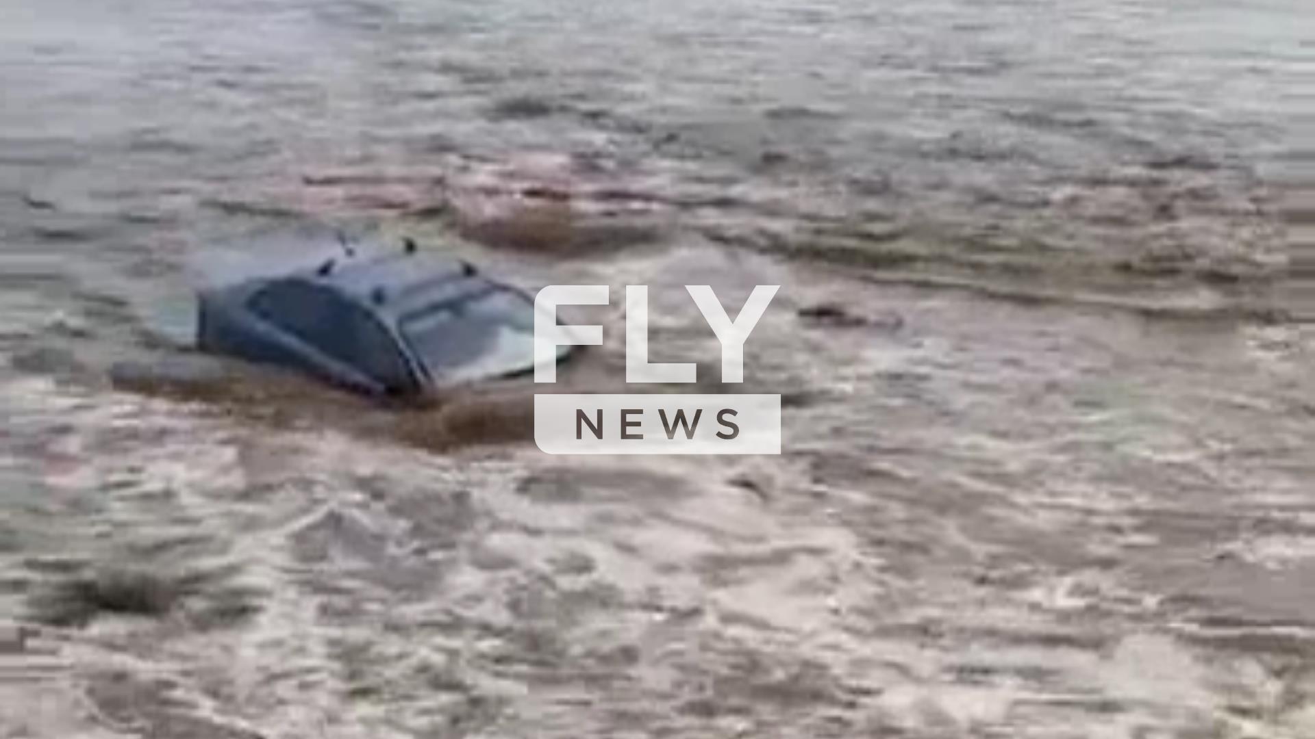 Κακοκαιρία Daniel: Αυτοκίνητα παρασύρθηκαν στη θάλασσα στη Νεάπολη Λακωνίας – ΒΙΝΤΕΟ