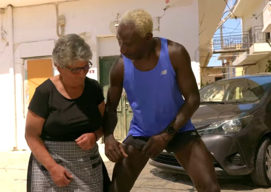 Επικός Ογκουνσότο για τον Ημιμαραθώνιο Κρήτης: Χάνει τον αγώνα από την γιαγιά Μαρίκα – «Πώς γκένεν αυτό;»