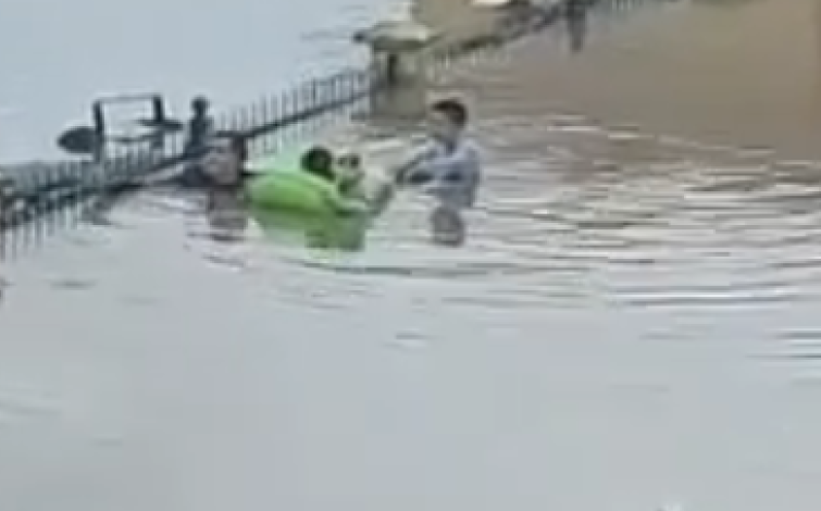 Κακοκαιρία Daniel: Συγκλονίζει ο πατέρας που έσωσε τα παιδιά του με φουσκωτό στρώμα – «Μπαμπά τι θα κάνουμε;»