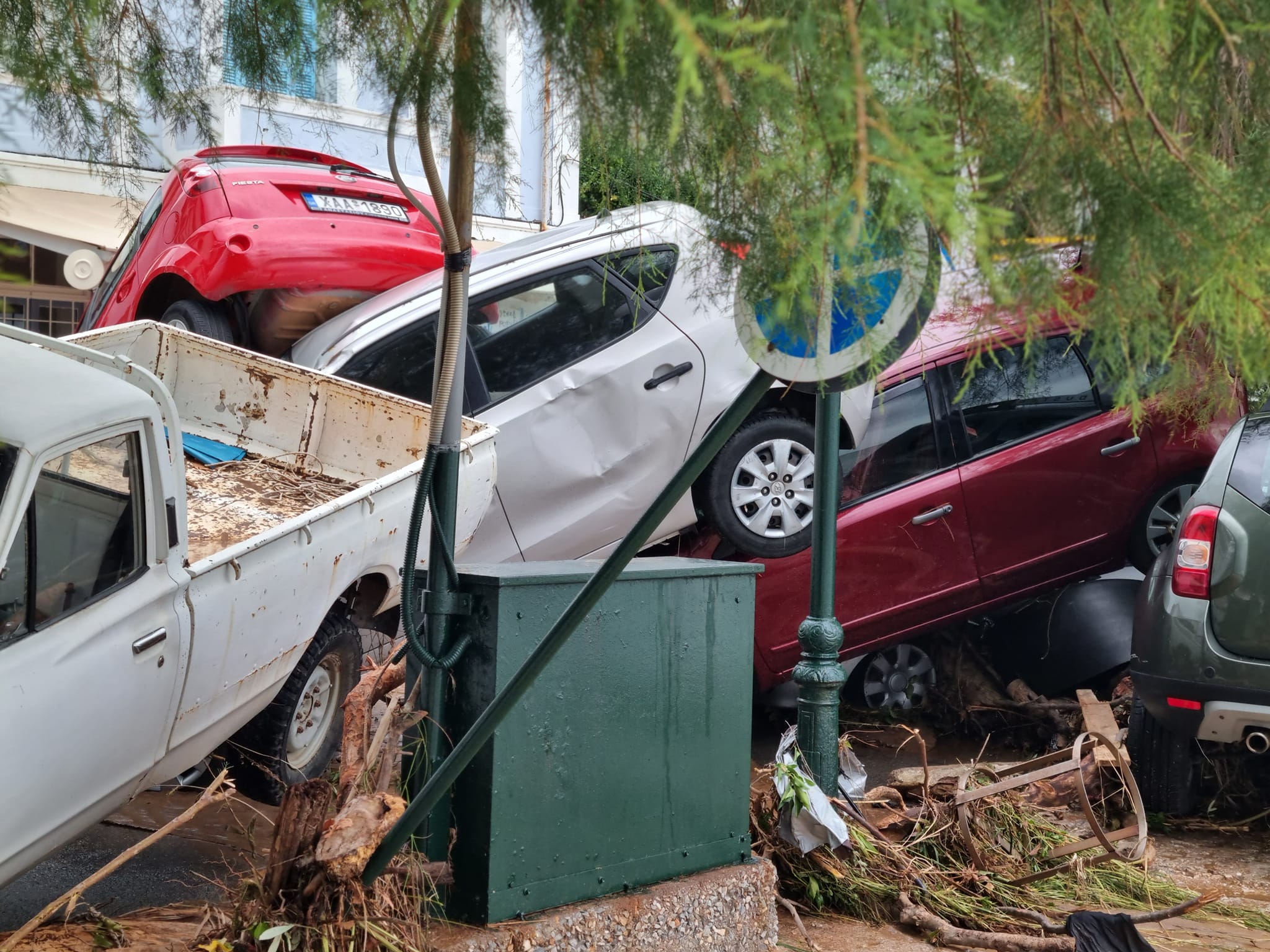 Κακοκαιρία Daniel: Εικόνες «αποκάλυψης» σε Μηλίνα και Τσαγκαράδα – «Βουνό» από διαλυμένα αυτοκίνητα