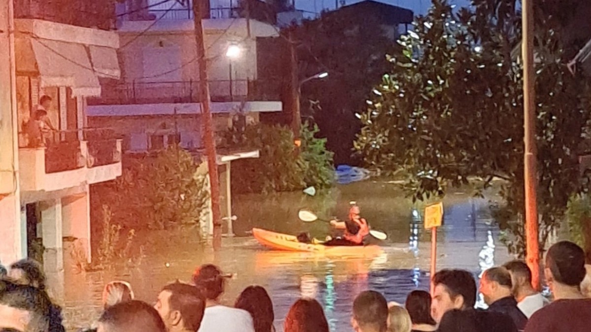 Κακοκαιρία «Daniel»: Έκλεισε η Εθνική Οδός στο ύψος της Λάρισας λόγω υπερχείλισης του Πηνειού