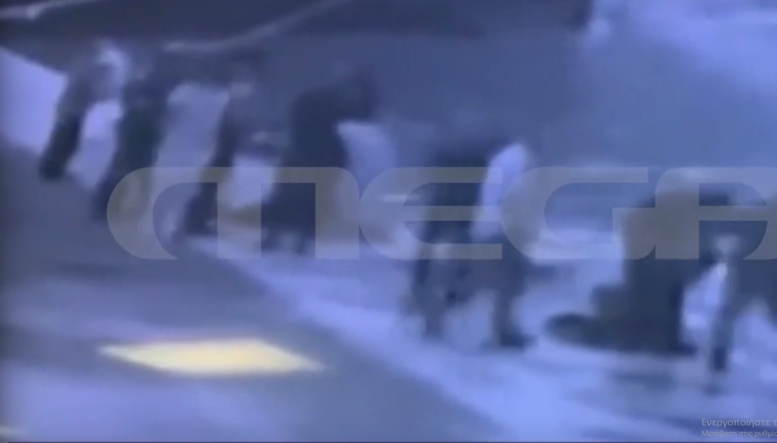 Πειραιάς: Η στιγμή που οι δύο ναυτικοί πέφτουν στη θάλασσα από ύψος 8 μέτρων – ΒΙΝΤΕΟ ντοκουμέντο