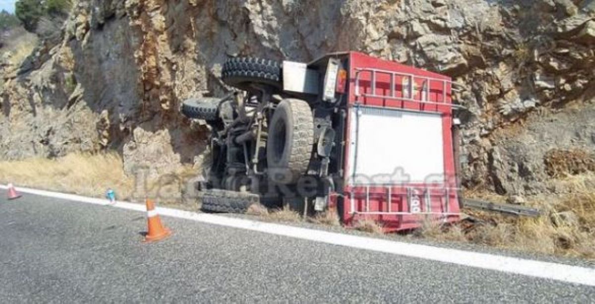 Βοιωτία: Ανατροπή πυροσβεστικού οχήματος – Δύο τραυματίες