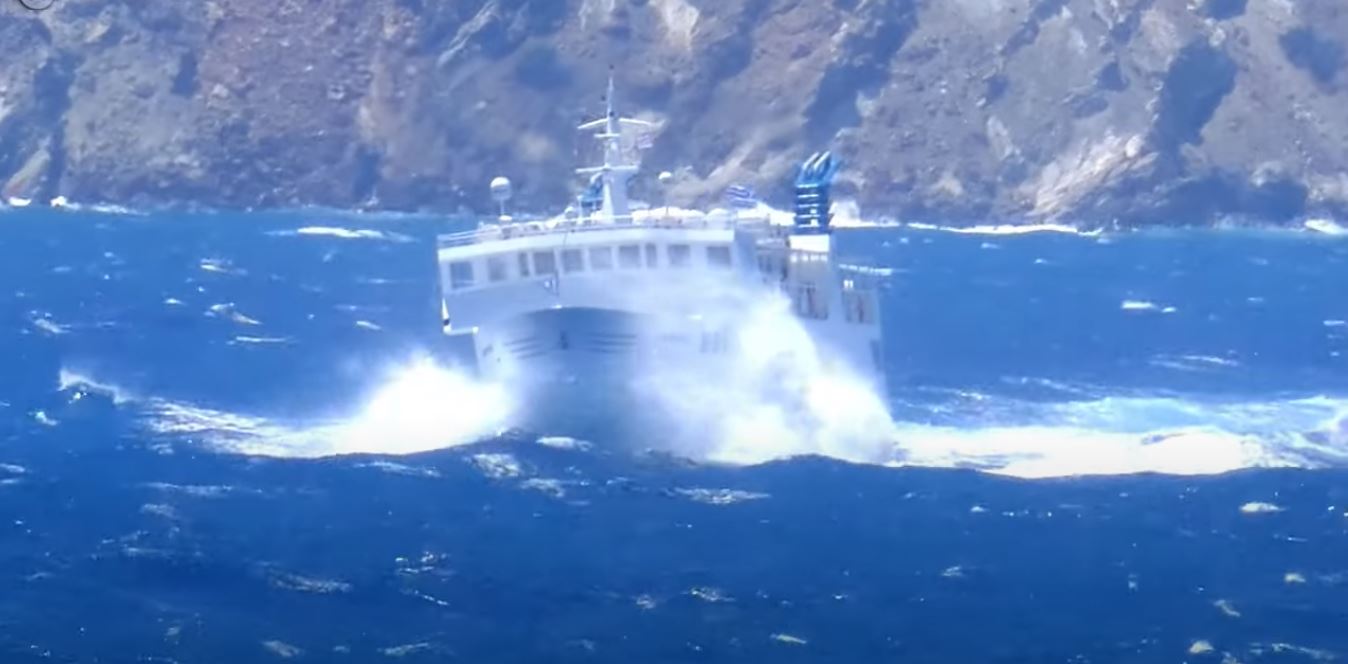 Βίντεο: Η «μάχη» του «Σκοπελίτη» με τα κύματα και τους ισχυρούς ανέμους