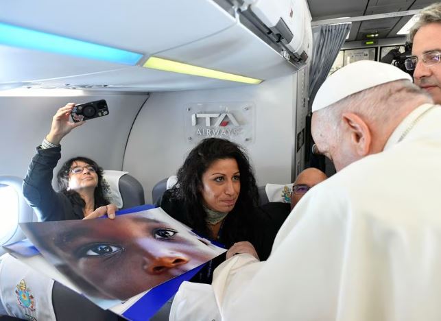Η φωτογραφία ενός προσφυγόπουλου που συγκίνησε τον πάπα Φραγκίσκο – «Μου έσφιξε το χέρι και κράτησε την εικόνα»