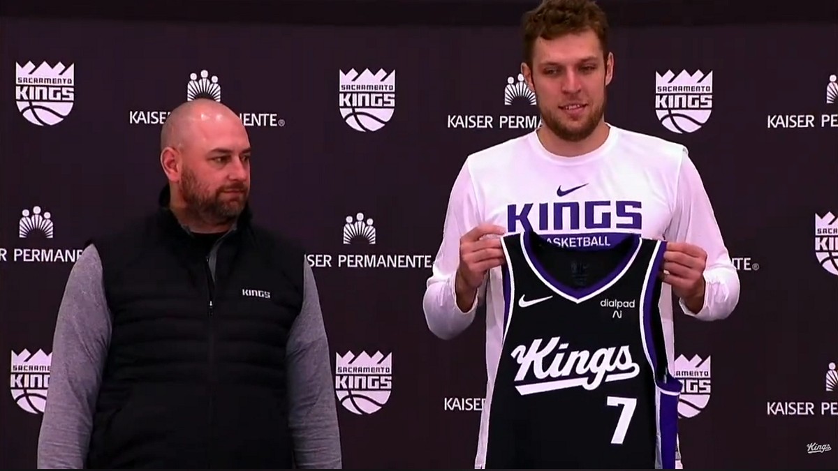 Σακραμέντο Κινγκς: Παρουσίασαν επίσημα τον Σάσα Βεζενκοφ – Η φανέλα με το Νο. 7 και το λαμπρό του μέλλον