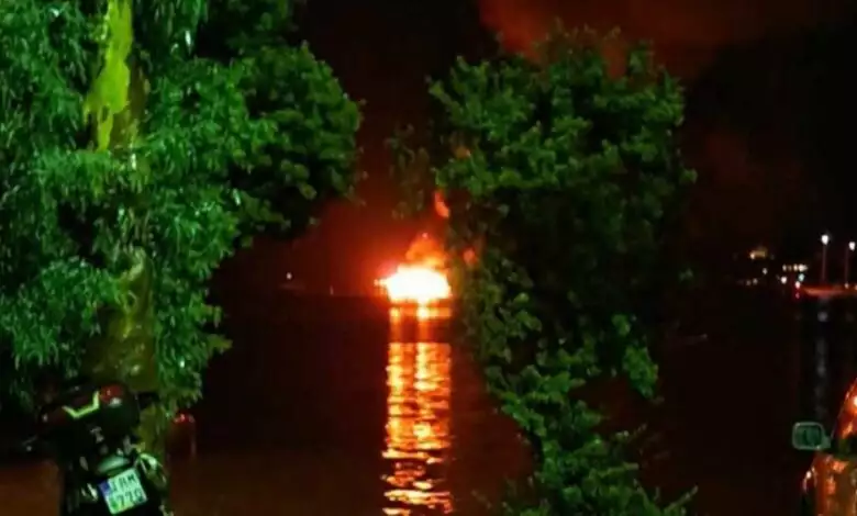 Φωτιά σε ιστιοφόρο σκάφος στο Πόρτο Χέλι