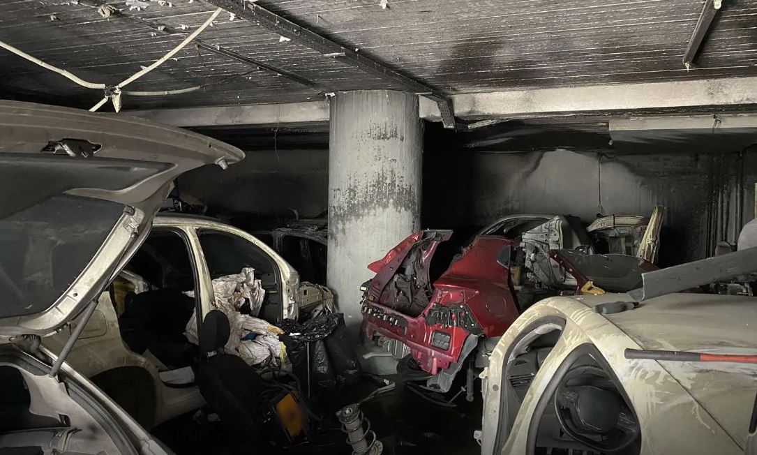 Νέο Ηράκλειο: Η φωτιά στο συνεργείο αποκάλυψε αποθήκη κλεμμένων αυτοκινήτων