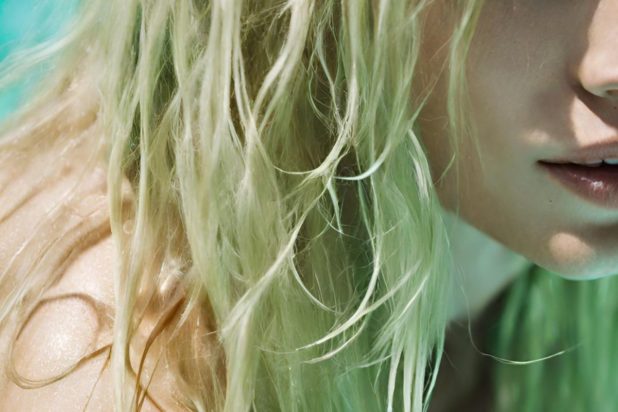 Γιατί μερικές φορές πρασινίζουν τα μαλλιά από το κολύμπι στην πισίνα και πώς να το αποτρέψετε