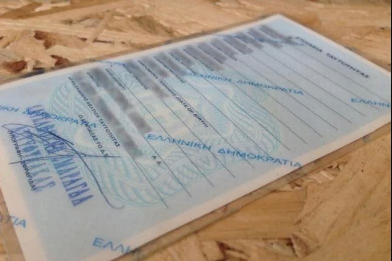 «Ελάτε στην Ελλάδα για να βγάλετε ταυτότητα»: Ο «Γολγοθάς» όσων ζουν στο εξωτερικό – Τι λένε στο enikos.gr