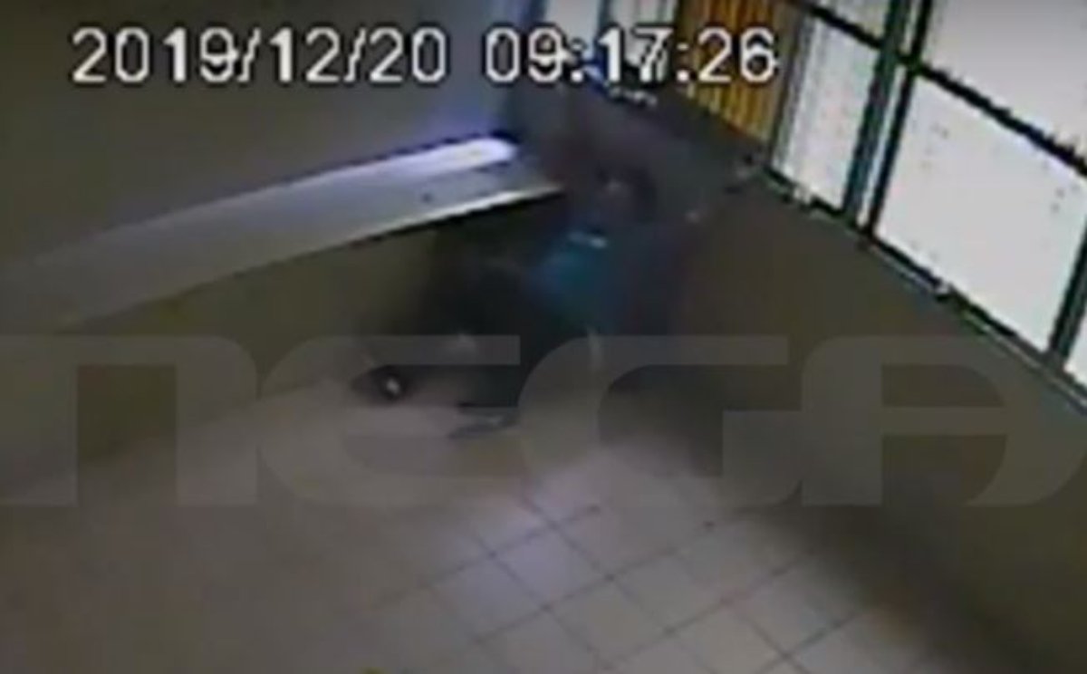 Οδηγός ταξί κάλεσε το «100» και κατήγγειλε αστυνομική βία – Τον έδεσαν με δύο ζευγάρια χειροπέδες