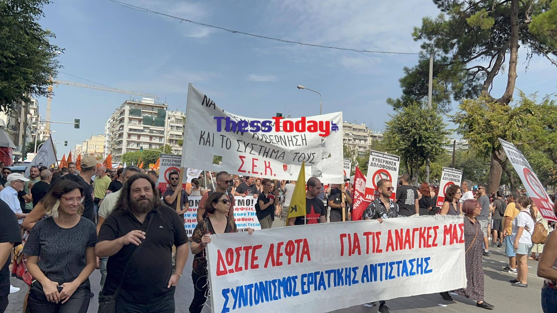 Θεσσαλονίκη: «Όχι στον εργασιακό Μεσαίωνα» – Μαζική συγκέντρωση και πορεία ενάντια στο εργασιακό νομοσχέδιο