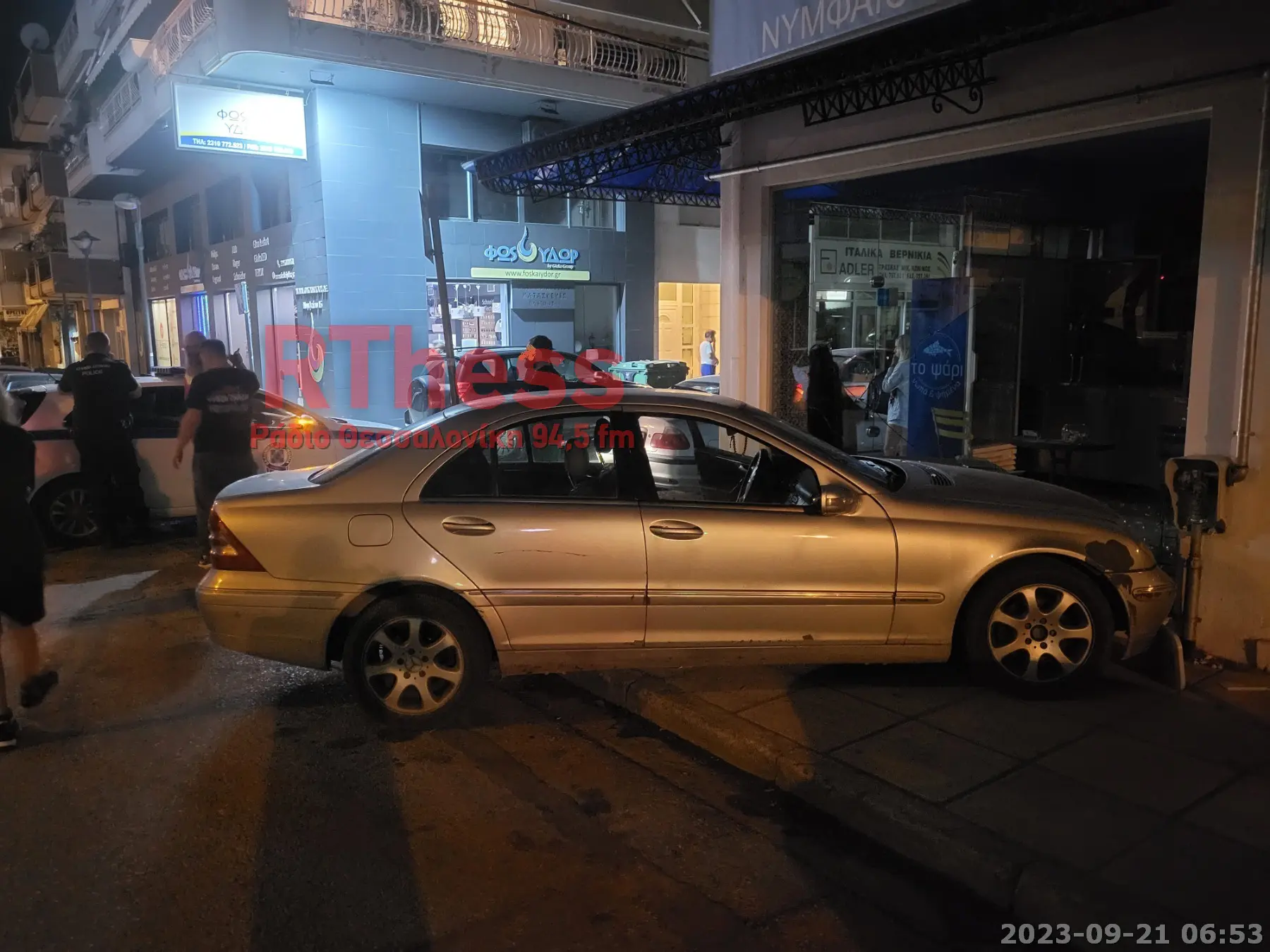 Θεσσαλονίκη: Αυτοκίνητο «καρφώθηκε» σε βιτρίνα καταστήματος – ΦΩΤΟ
