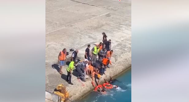 Τήνος: «Ο αέρας με πήρε και με έριξε στο νερό» – Τι λέει η 83χρονη που έπεσε στην θάλασσα κατά την επιβίβαση της σε πλοίο