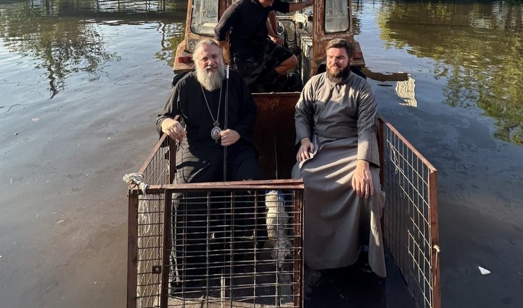 Κακοκαιρία Daniel – Τρίκαλα: Ο Μητροπολίτης Χρυσόστομος ευλόγησε τους πλημμυροπαθείς από καρότσα τρακτέρ – ΒΙΝΤΕΟ