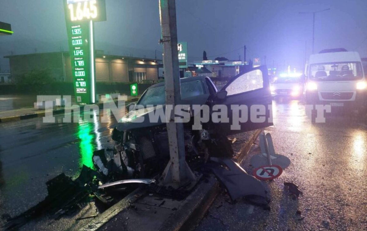 Τροχαίο στον Βόλο: Αυτοκίνητο καρφώθηκε σε κολώνα – Στο νοσοκομείο η οδηγός – ΦΩΤΟ