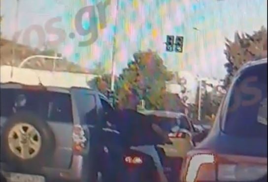 Αττική: ΒΙΝΤΕΟ ντοκουμέντο από την δράση αδίστακτου «τσαντάκια» – Άρπαζε τσάντες από εν κινήσει αυτοκίνητα με γυναίκες οδηγούς