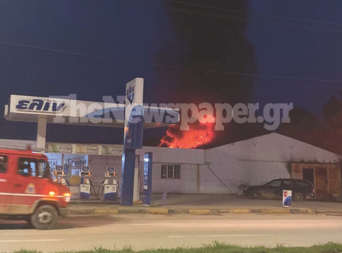 Μεγάλη φωτιά σε αποθήκη στον Βόλο: Κινδυνεύει βενζινάδικο – ΒΙΝΤΕΟ και ΦΩΤΟ