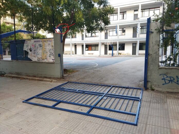 Βόλος: Καθηγήτρια τραυματίστηκε στο κεφάλι όταν κατέρρευσε η καγκελόπορτα του 2ου ΕΠΑΛ