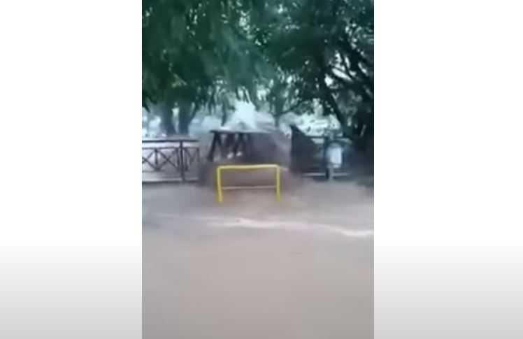 Κακοκαιρία Daniel: H στιγμή που η γέφυρα του Κραυσίδωνα διαλύεται από τα ορμητικά νερά – ΒΙΝΤΕΟ