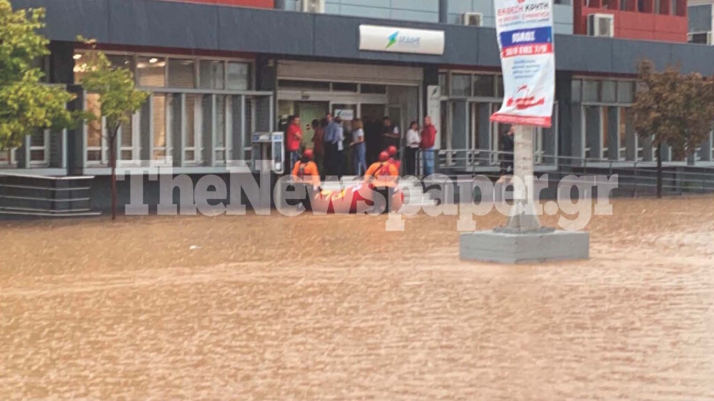 Κακοκαιρία Daniel: Με βάρκες απεγκλωβίζουν εργαζόμενους στο κέντρο του Βόλου – ΦΩΤΟ & ΒΙΝΤΕΟ