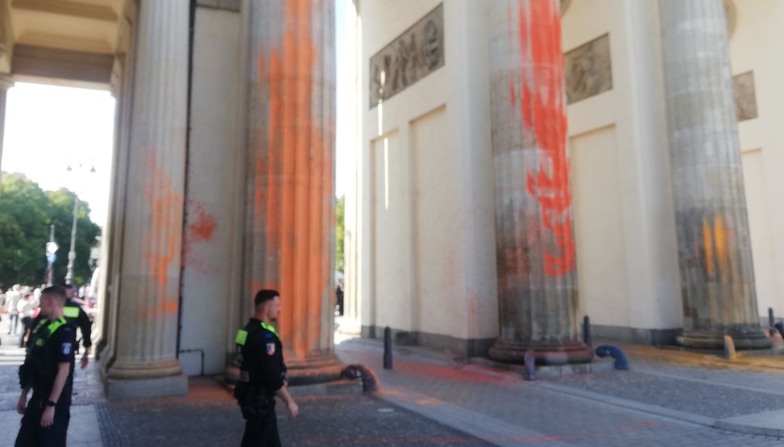 Γερμανία: Ακτιβιστές της «Τελευταίας Γενιάς» έβαψαν την Πύλη του Βραδεμβούργου