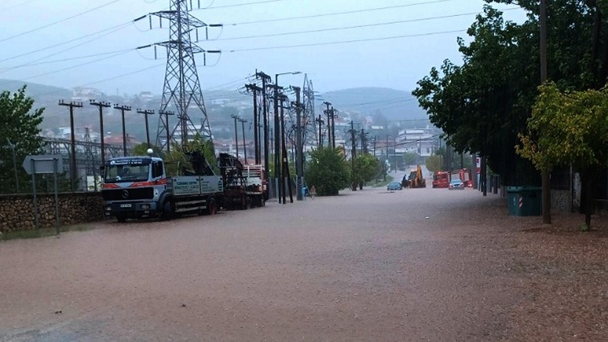 Καρδίτσα: Υπερχείλισε το ανάχωμα του ποταμού Καράμπαλη