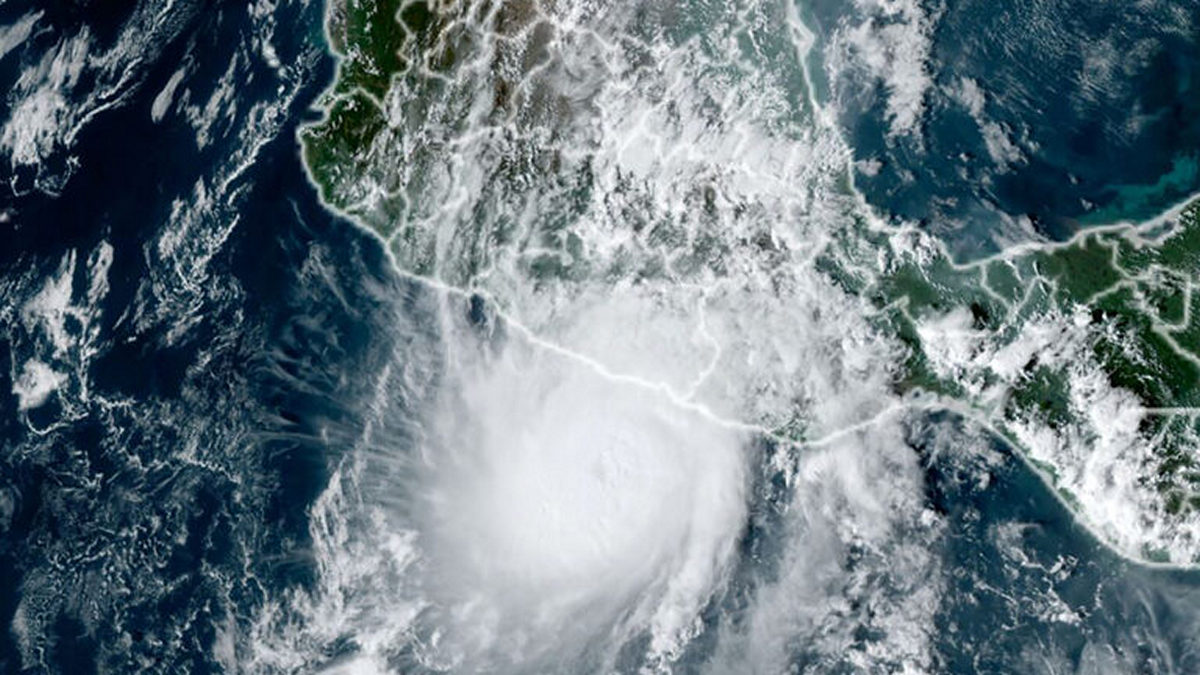 Μεξικό: Ο νέος τυφώνας «Ότις» ενισχύθηκε σε κατηγορία 4 και απειλεί το Ακαπούλκο