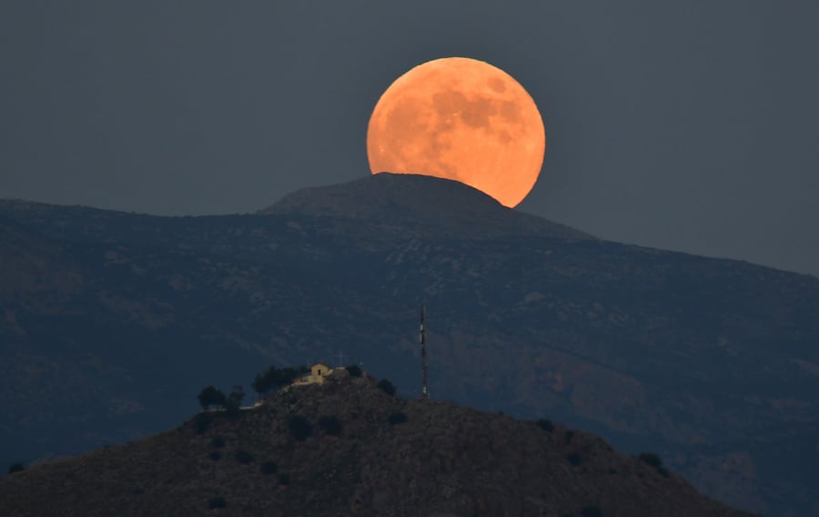 Το «Φεγγάρι του Κυνηγού» γέμισε τον νυχτερινό ουρανό – Μαγευτικές εικόνες από την Ελλάδα και όλο τον κόσμο