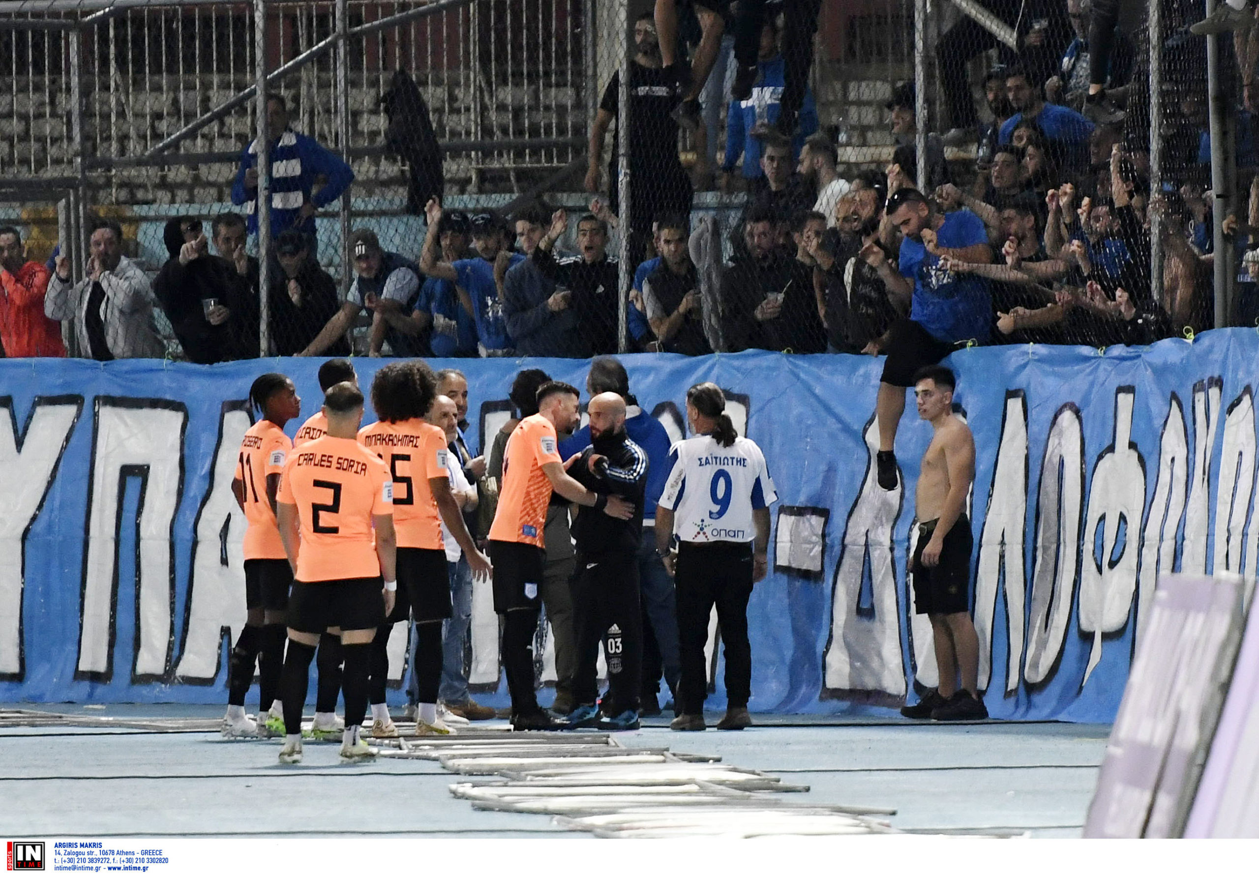 ΠΑΣ Γιάννινα – Ολυμπιακός Live: Καθυστέρηση στην έναρξη του αγώνα εξαιτίας ενός πανό