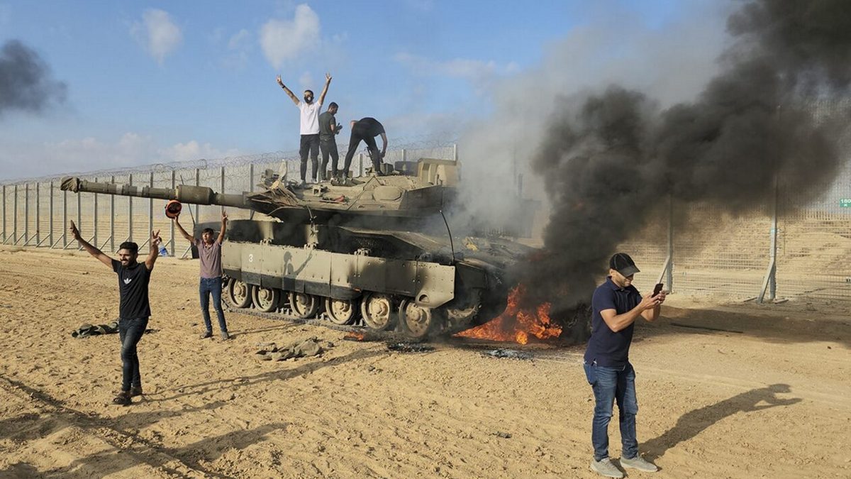 Ισραήλ: «Εκατοντάδες» εισβολείς από τη Λωρίδα της Γάζας παραμένουν σε ισραηλινό έδαφος – Άρματα μεταφέρονται στα σύνορα