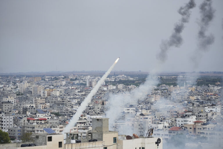 Πόλεμος στο Ισραήλ: Επίθεση σε στρατιωτικές υποδομές της Χεζμπολάχ – Η Χαμάς εκτόξευσε 20 ρουκέτες
