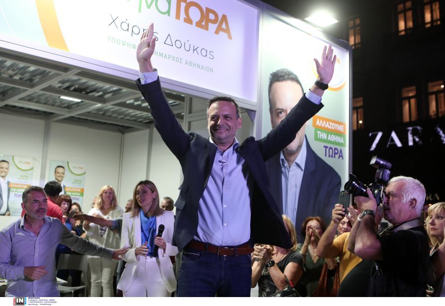 Στην πλατεία Αγίας Ειρήνης με φίλους και συνεργάτες ο υποψήφιος δήμαρχος Αθηναίων Χάρης Δούκας