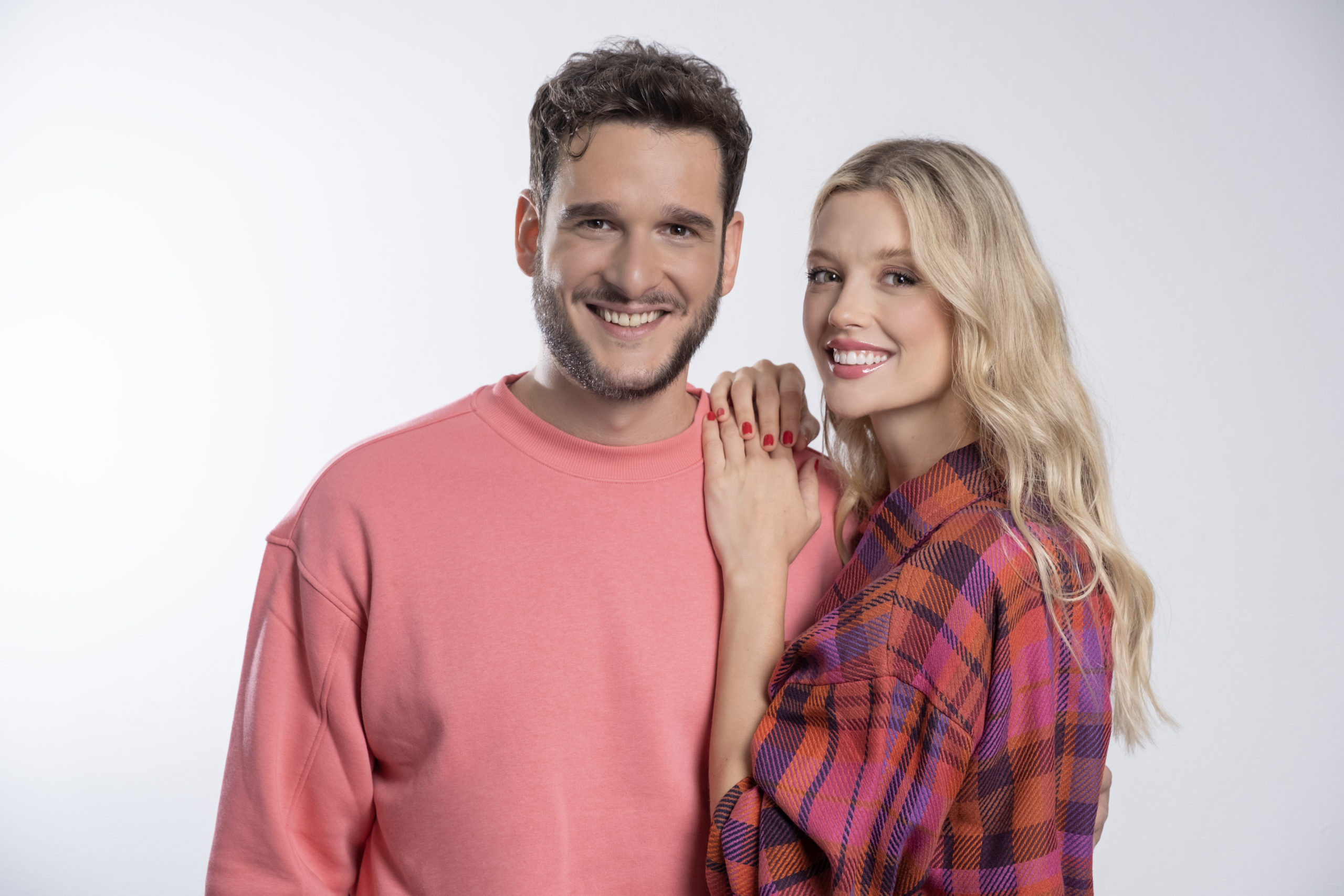 ΕΡΤ Backstage: Spoiler για τις σειρές «Η παραλία», «Ηλέκτρα» και «Κάνε ότι κοιμάσαι» – Ενδιαφέρουσες συνεντεύξεις και μοναδικά αφιερώματα