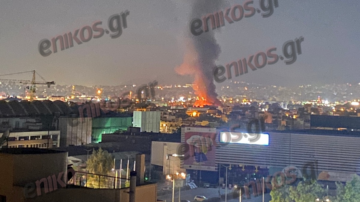 Σε εξέλιξη η φωτιά που ξέσπασε σε εργοστάσιο στον Ταύρο – Αυξήθηκαν οι επίγειες δυνάμεις