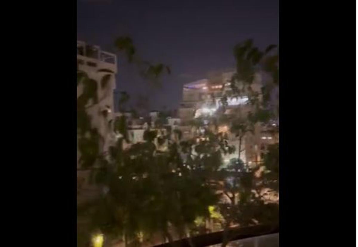 Πόλεμος στο Ισραήλ: Η συγκλονιστική στιγμή που Ισραηλινοί τραγουδούν τον Εθνικό Ύμνο από τα μπαλκόνια τους