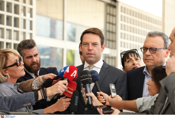 Στέφανος Κασσελάκης έξω από τον Άρειο Πάγο