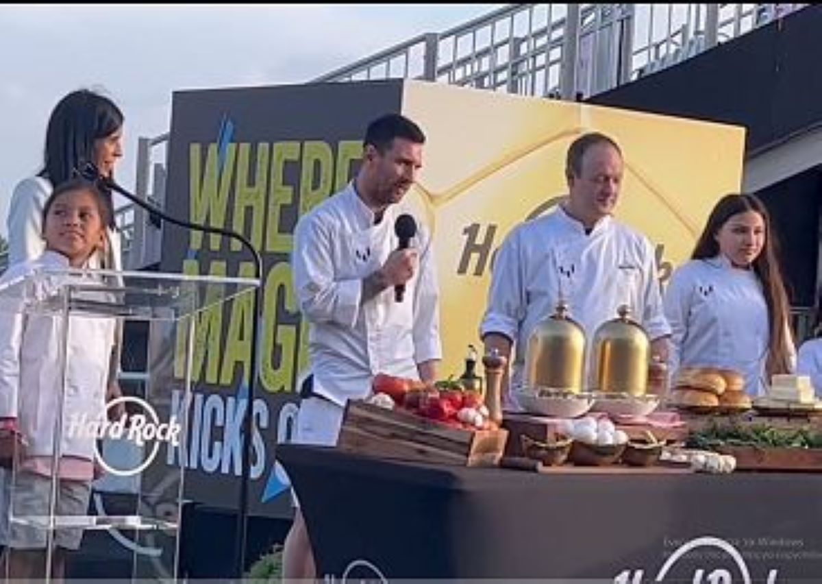 Master Chef ο Μέσι: Παρουσίασε μπέργκερ για παιδιά