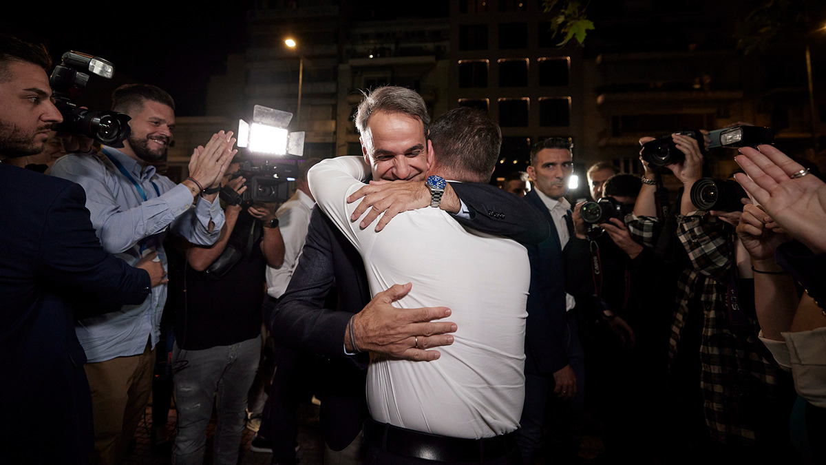 Η θερμή αγκαλιά Μητσοτάκη στον Χαρδαλιά μετά την άνετη επικράτηση στην Περιφέρεια Αττικής