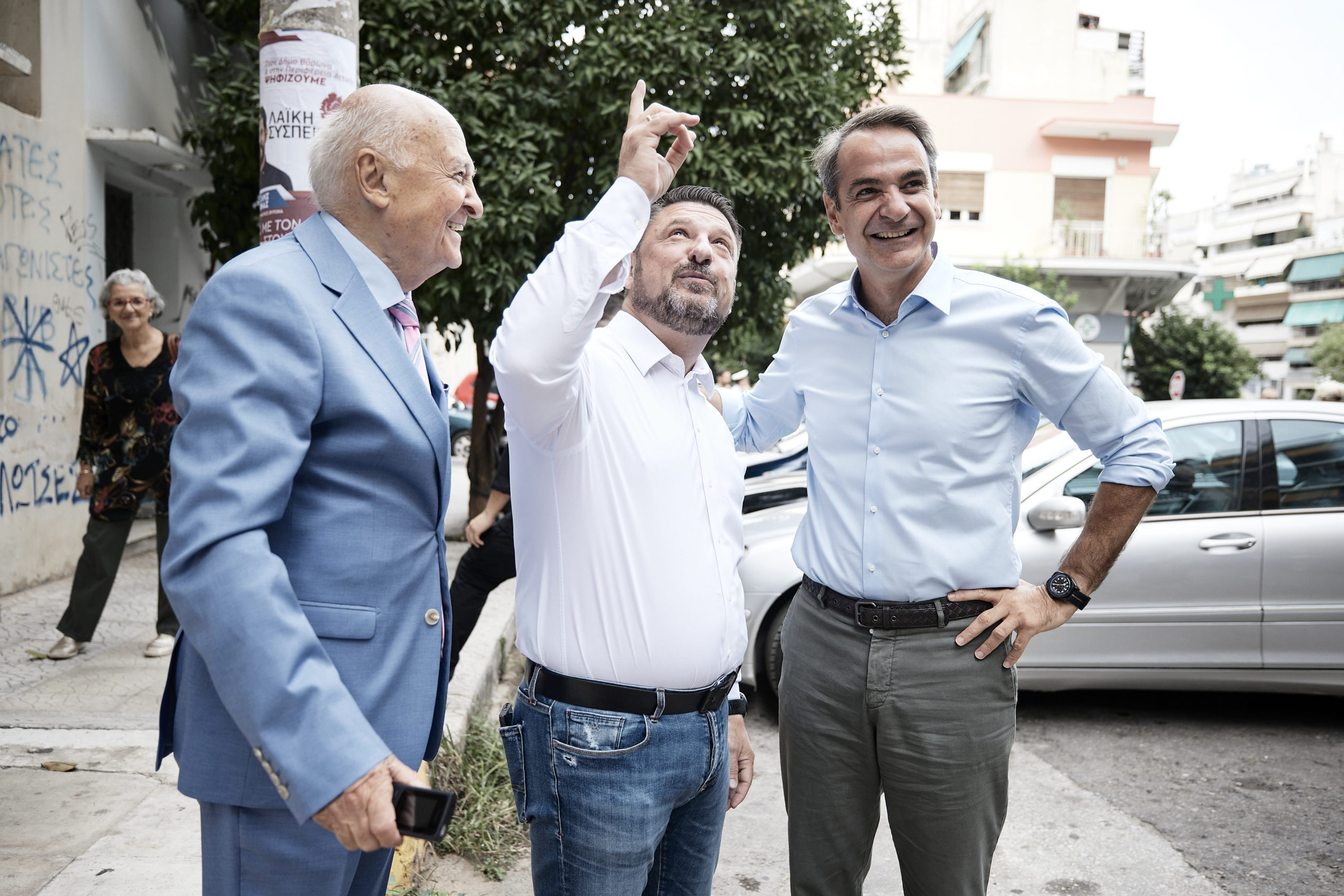 Μητσοτάκης και Χαρδαλιάς στον Βύρωνα