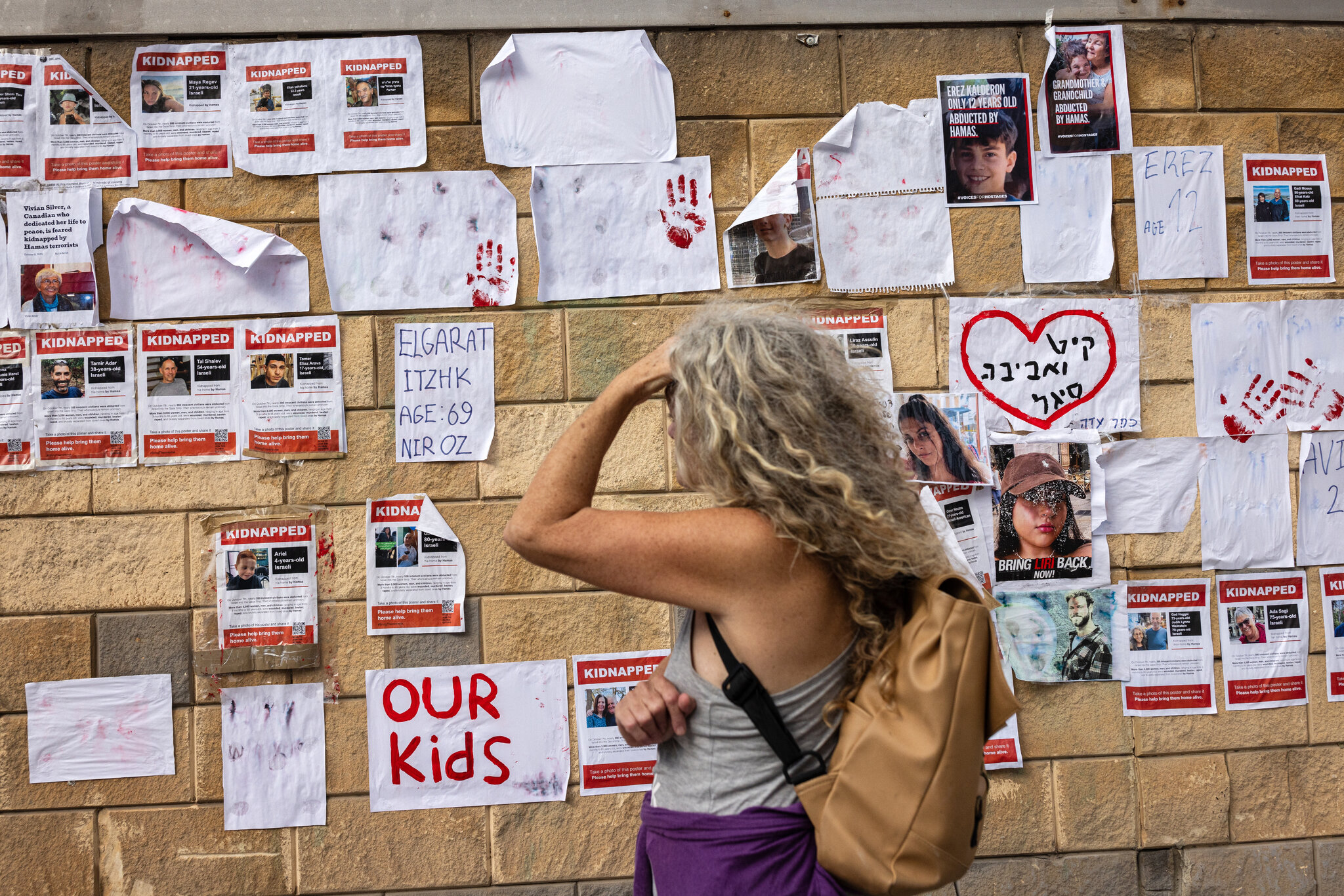 New York Times: Πώς η Χαμάς υπέκλεψε και οπλοποίησε τα social media των ομήρων της