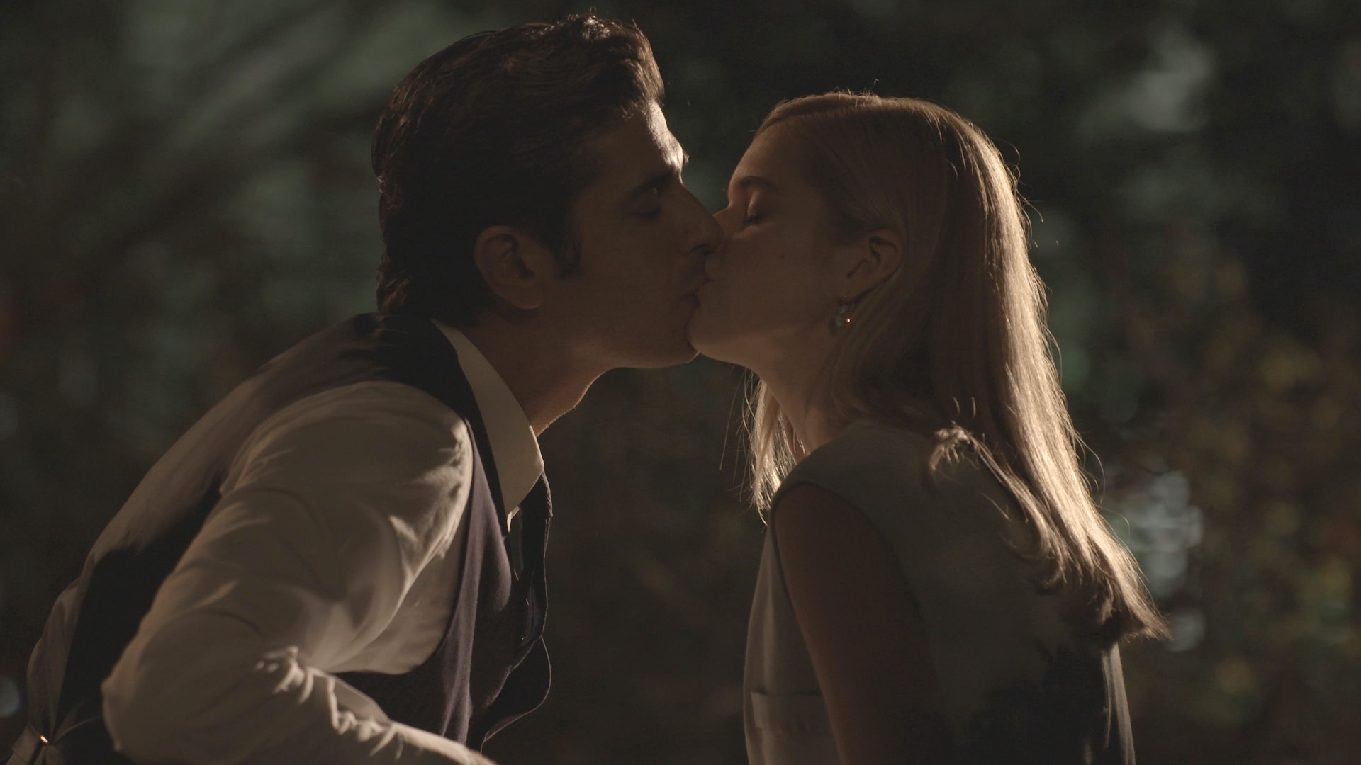 Ο Παράδεισος των κυριών: Ο Σίμος και η Αμαλία δίνουν το πρώτο τους φιλί – Ο Πάρης μπροστά σε μια μεγάλη έκπληξη